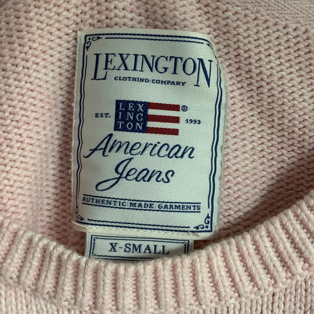 En supersöt rosa Lexington kofta. Den är stickad och är av högsta kvalitet i tyg. Super skön och stretchig. Passar bra på mig som vanligtvis har XS/S. Nypris 800💕. Tröjor & Koftor.