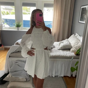 Sabo skirt klänning - Säljer denna fina klänningen ifrån Sabo skirt. Perfekt till exempelvis student eller midsommar. Helt ny med lapp kvar, nypris 850.☀️🌸