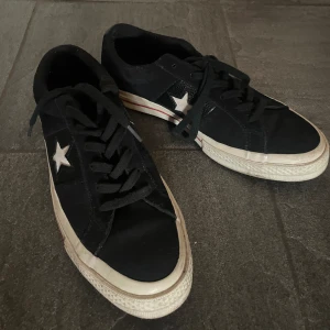 Converse - Supersnygga converse som har blivit använda endast 3 gånger🩷