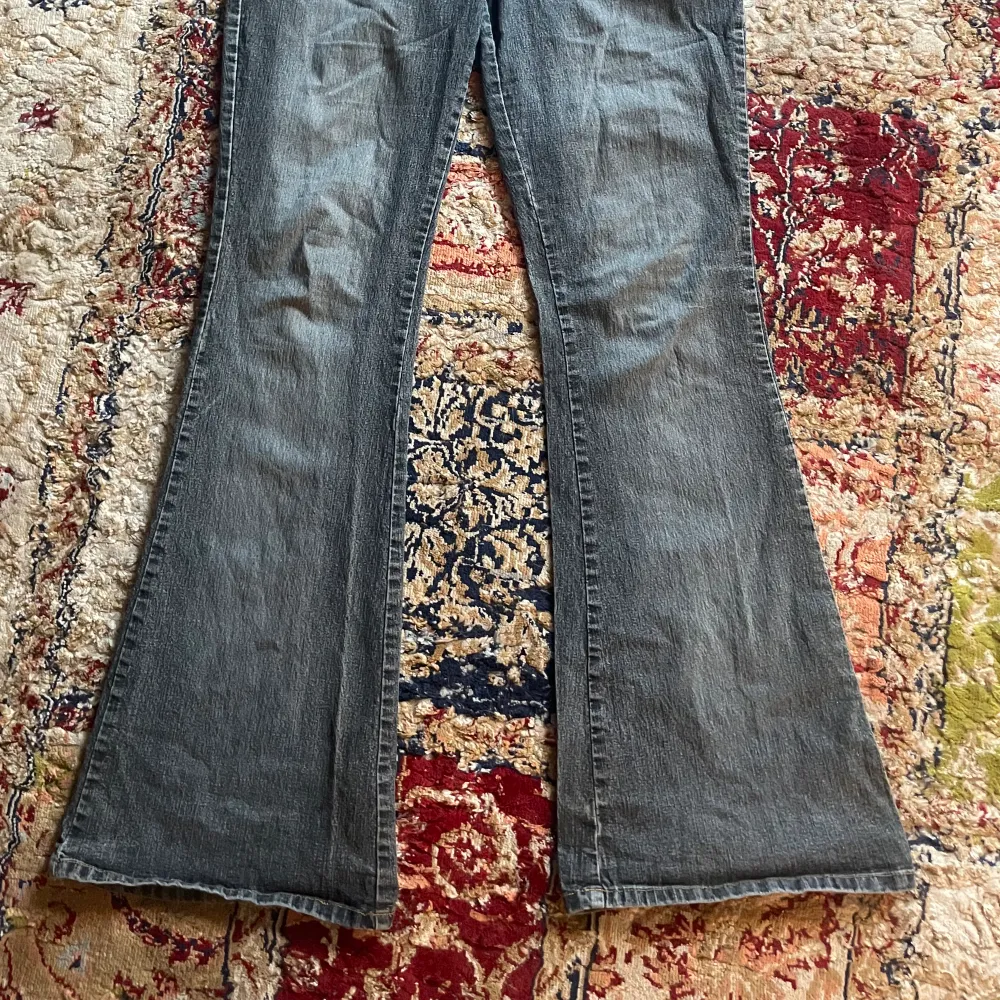 Väldigt snygga vintage jeans som sitter perfekt på! Midjemått: 40 cm (stretch) innerbenslängd: 76 cm <3. Jeans & Byxor.