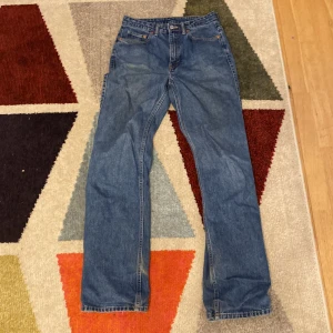 Jeans  - Weekday jeans i ljus blå, modellen är rowe och i storlek 29/34