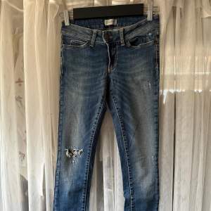 Blå jeans med låg midja från Hunkydory. Storlek 24 men passar upp till 26 då de är väldigt stretchiga.