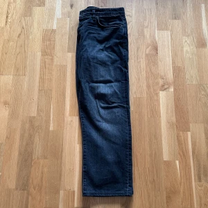 Jack & Jones jeans - Säljer mina Jack&Jones som är i princip i nyskick då de max har används 3 gånger. De är den kända jeans modellen som heter Relaxed Chris. Storleken på jeansen är 34/32.