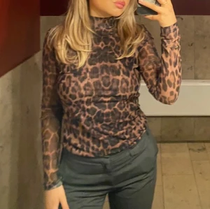 Mesh Leotopp - NAKD, mesh men dubbla lager på framsidan! Passar xs-s. Använd en gång! 