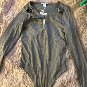Bodys  - Två helt nya bodys från new yorker jätte skönt material. 100kr/st