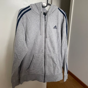 Adidas grå Zip hoodie storlek S - Grå adidas kofta / hoodie / zip-up med mörkblå sträck i storlek S