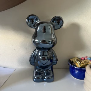 Björn dekoration  - Säljer denna söta björn-dekorationen i porslin (tror jag, stod så på beskrivningen). 18 cm hög och 10 cm bred. Säljer även en likadan fast i vit (kolla annons i profil).