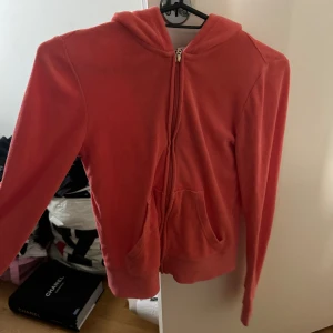 Juice Couture kofta - Koral rosa vintage kofta från Juice Couture, super fin och aldrig använd!💞