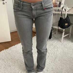 Lågmidjade jeans  - Snygga lågmidjade jeans köpta på second hand. Modellen är 172 och har stolek 36 i jeans. Jeansen är i bra skick😊💕🙏 går att pruta och bara ställa frågor ifall du undrar något. 