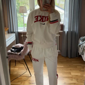 Nike byxa med tröja  - Säljer dessa Nike byxor med matchande tröja. Nytt skik ( aldrig använd ). Säljer dessa för att det har aldrig kommit till användning. Både byxan och tröjan är i storlek S💗  Priser kan diskuteras 