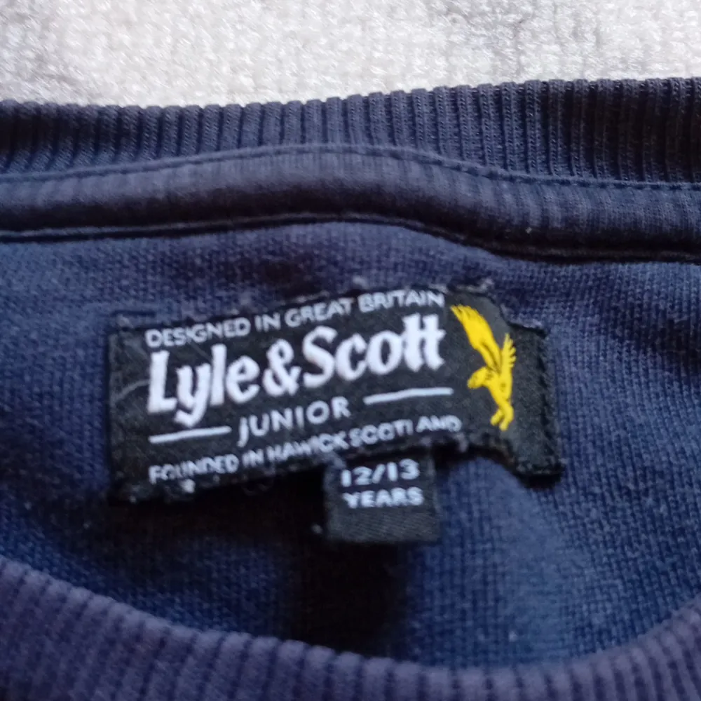 Säljer en mörkblå sweatshirt i märket Lyle & Scott Storleken på tröjan är 12-13 år eller storlek 152 ungefär. Den är riktigt snygg och är perfekt till sena sommarkvällar runt en lägereld🌅 Tröjan går för 600-700 kr ny men jag säljer den för 150 kr. Hoodies.
