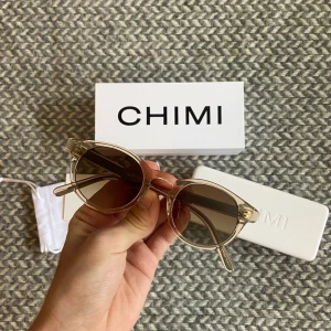 Chimi 03 solglasögon - Säljer nu mina sprillan nya chimi glasögon i modellen 03. Färgen heter ecru och är en genomskinlig beige. Glasögonen är helt oanvända 10/10, box, påse, kort, samt förvaringslåda ingår. Självklart autentiska. Hör gärna av dig vid frågor👊🏽😁