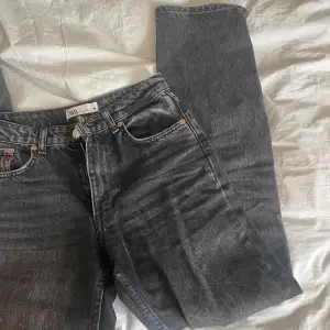 Gråa jeans från Zara i storlek 34 (jeans ZW the mid waist straight)💕 Används inte då de inte passar. Säljer för 259kr+frakt🥳