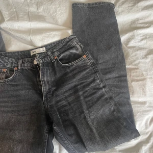 Jeans Zara!! - Gråa jeans från Zara i storlek 34 (jeans ZW the mid waist straight)💕 Används inte då de inte passar. Säljer för 259kr+frakt🥳