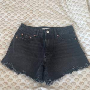 Helt nya svart/gråa jeansshorts från Gina. Står st 32 XXS men passar även 34 XS. Nypris 500kr