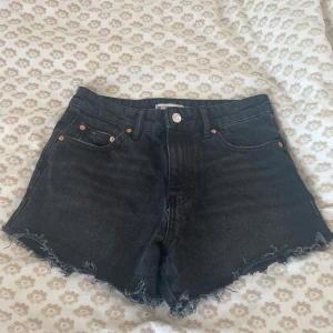 Jeansshorts  - Helt nya svart/gråa jeansshorts från Gina. Står st 32 XXS men passar även 34 XS. Nypris 500kr