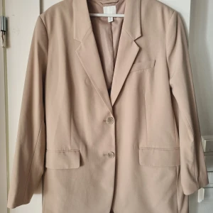 Oversized kavaj H&M stl M - Nyskick! Använd 1-3 ggr.  Inköpt H&M sommar 2022