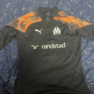 Marseille tränings tröja - Helt ny Marseille tränings tröja i storlek S , Haft på mig den max 3 gånger sedan har den bara legat i garderoben då jag inte gillade färgen. Inga skador eller fläckar, Priset kan diskuteras men inga skam bud