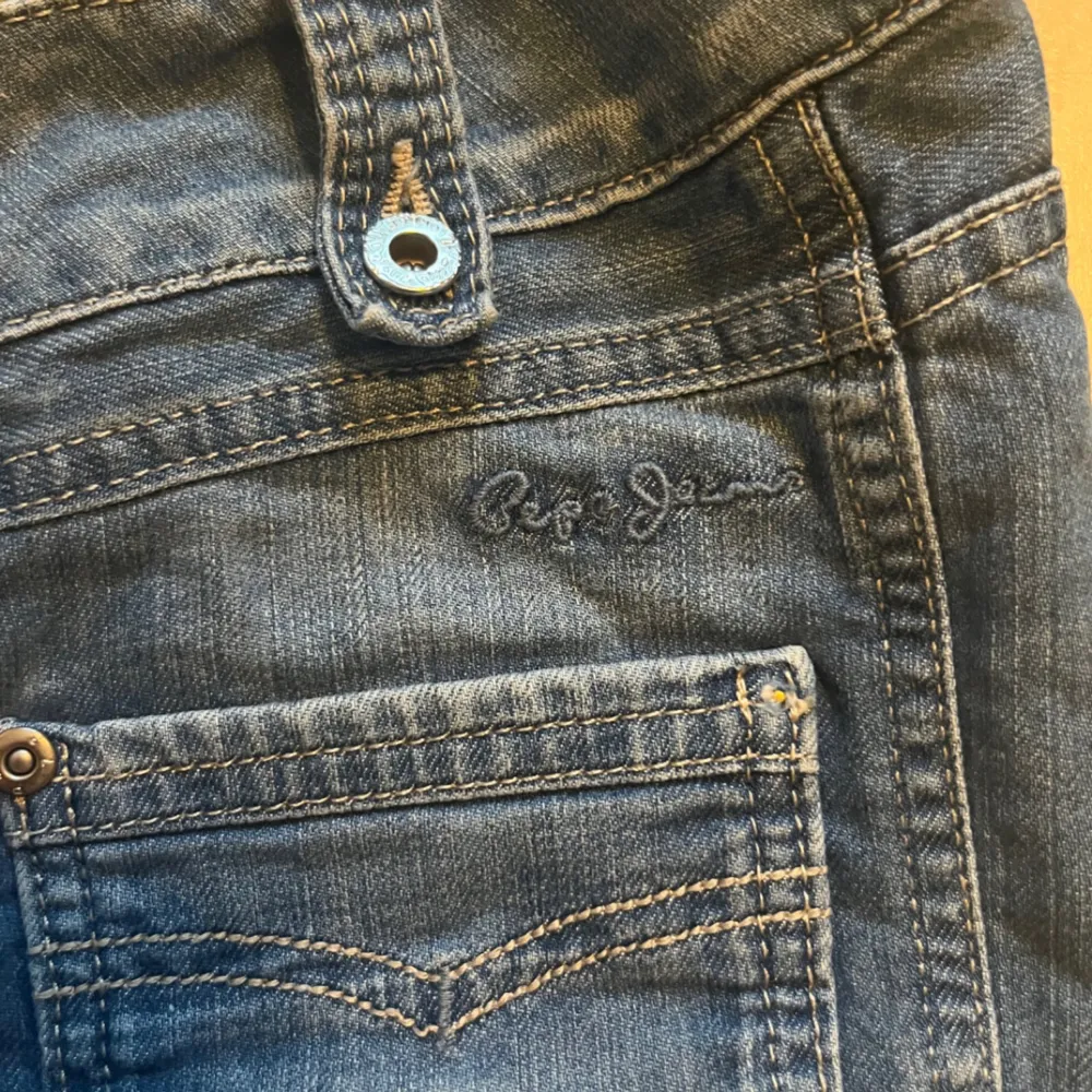 Lågmidjade gammal modell av pepe jeans som inte kommer till användning! Är avklippta nertill så passar perfekt för någon som är ca 155!. Jeans & Byxor.