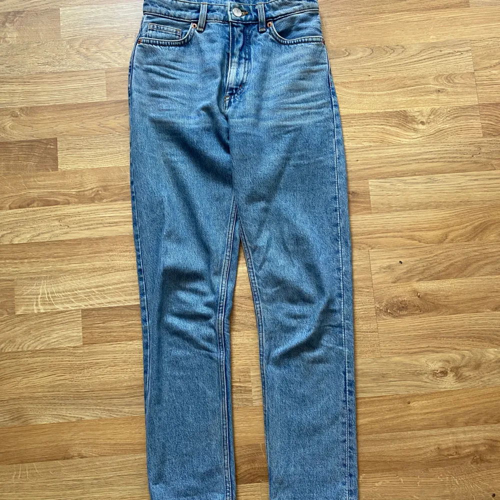 Low-mid waist jeans från Monki. Fin passform. Jeansen passar på xs-s. Dom är sparsamt använda så i mycket fint skick. 🌸   . Jeans & Byxor.