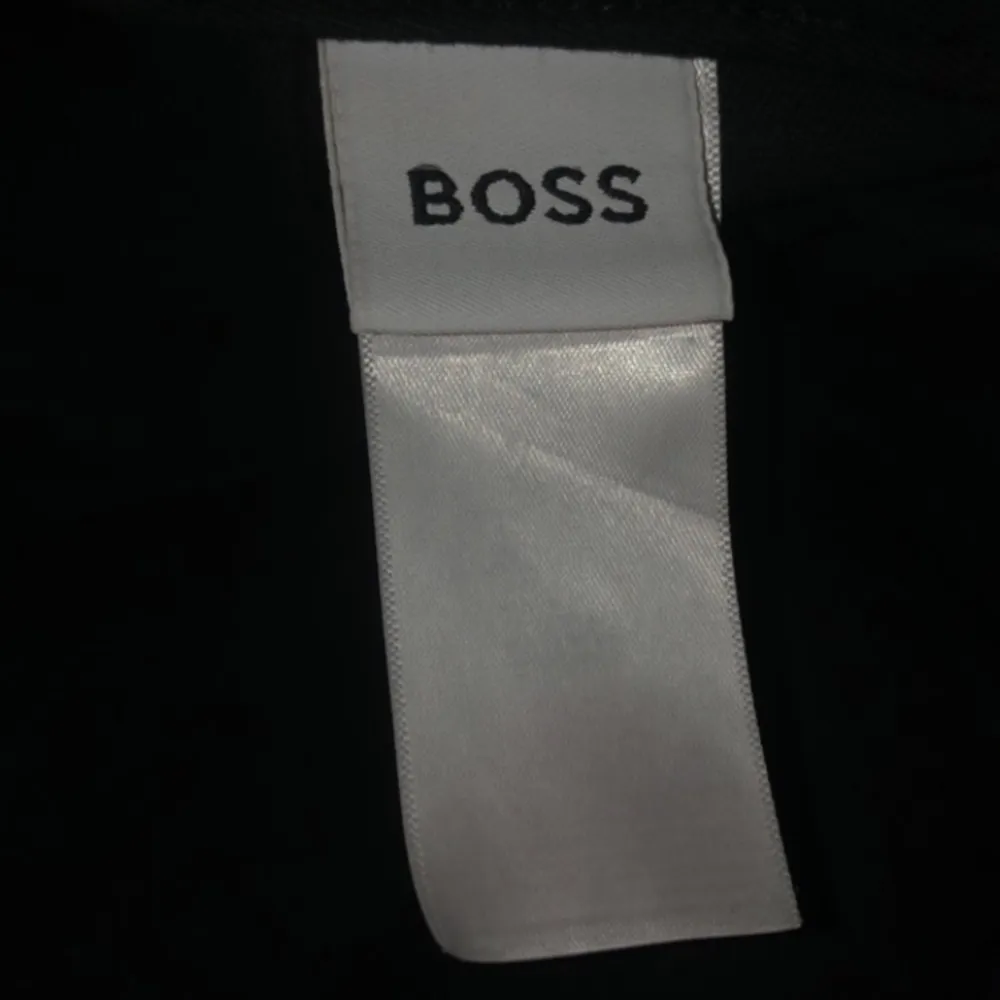 En svart Hugo Boss keps med vit outline på ”boss” texten. Ganska ny köpte för 2 veckor sedan men köpte en Gucci keps idag så behöver inte ha kvar Hugo boss kepsen. Ny pris e 800 säljer för 500 kan tänka mig o gå ner lite. . Accessoarer.