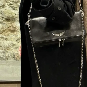 Zadig väska - Säljer min snygga zadig väska då den inte kommer till användning!!❤️Kommer med dustbag och påse. Finns lite tecken på användning men de är inte så tydliga💕