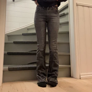 Levis jeans  - Säljer mina Bootcut Levis jeans då dom är försmå på mig vilket man kan se på bilderna, hitta inga gamla men skulle säga att dom passar en 34! Det är ett litet hål på ena knät som man ser på näst sista bilden men det är inget men tänker mycket på