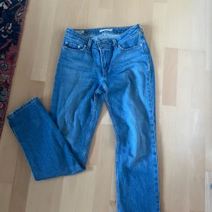 Säljer mina fina low rised jeans från Levis, då dem blivit försmå! - Bra skick! Sitter fint och är sann till storlek
