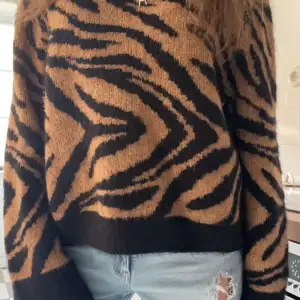 Zebra /randig stickad tröja, asskön o snygg!!💞💞strl S, svart och brun 