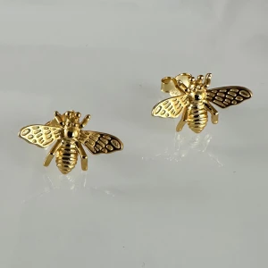 Örhängen  - De små stiftörhängena är förstklassigt och detaljrikt utformade i guld. De imponerar med en slingrande orm i naturtrogen design. Det ger det uttrycksfulla örosmycket elegant glans. Stiftörhängena passar perfekt för en extravagant, originell look.