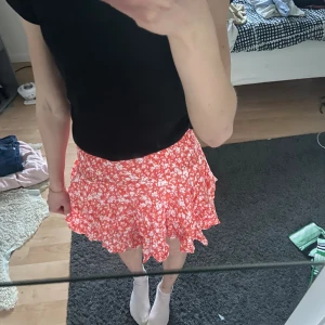 Volangkjol - Bra skick, använd några gånger