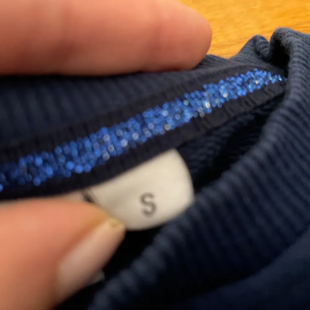 Säljer en jättefin långärmad marinblå tröja! Säljer pga att den inte kommer till användning, använd kanske 2 ggr eller så. Den är i storlek S och skönt material inuti. Perfekt till höst eller en lite kallare sommarkväll osv!. Tröjor & Koftor.