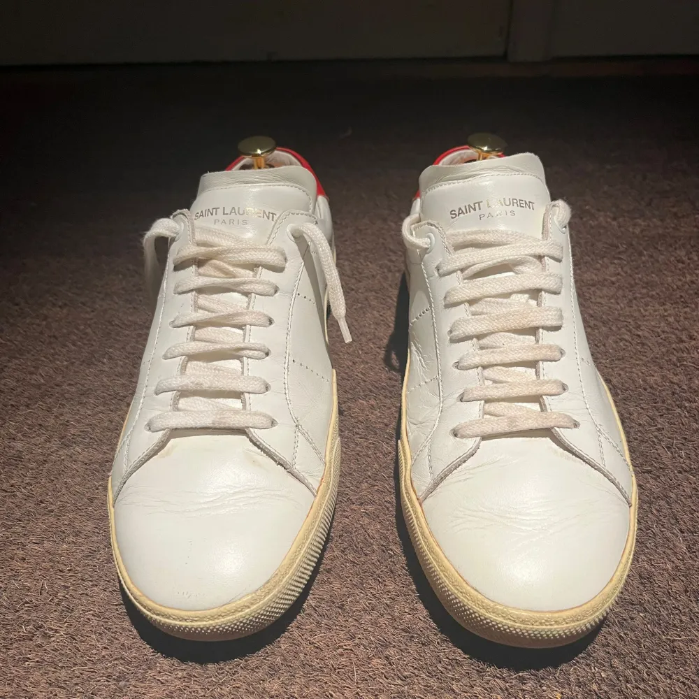 SĂ€ljer dessa riktigt snygga Saint Laurent skor i perfekt skick đ€©đ«đ·, de kostar 7500kr nypris. De Ă€r i storlek 42 men de sitter som 43or. De ingĂ„r bara skorna. Skriv till mig i dm om ni har frĂ„gor eller nĂ„got liknandeđđ. KengĂ€t.