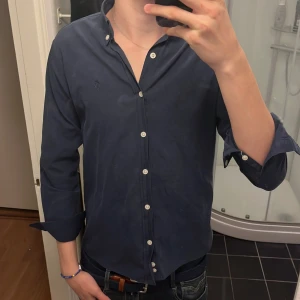 Ralph lauren skjorta  - Säljer denna feta Ralph lauren skjortan då den är för liten för mig 😢 10/10 skick och inga defekter. Storlek M, kan passa S också. Marinblå färg med marinblått märke. Skitsnygg till sommaren! 🤝