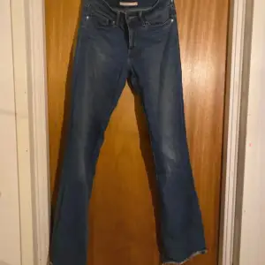 Levis jeans De är inte jätteutsvängda! Storlek 27, passar bra i längden på mig som är 174cm