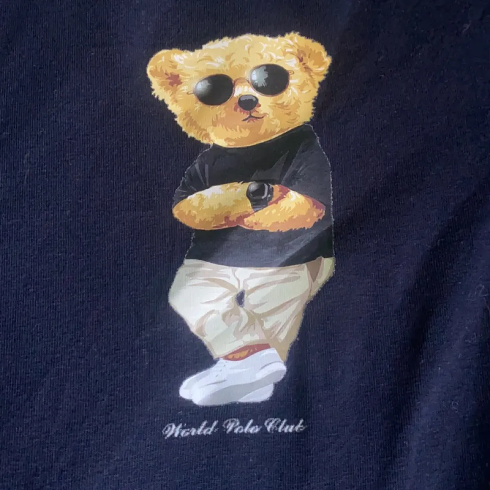Säljer min Ralph Lauren t-shirt Använt några gånger men den är väl om hände tagen och är frf i ny Skick Den är äkta. . T-shirts.