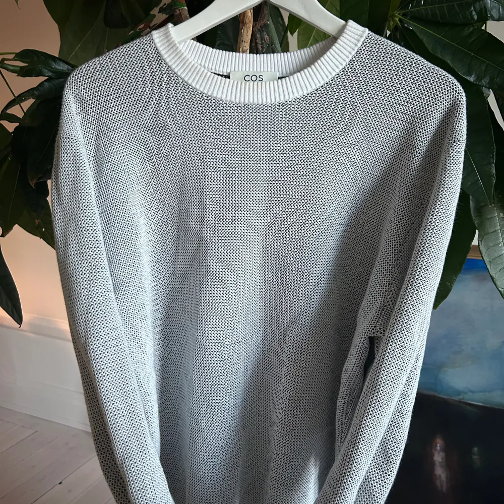 COS SWEATSHIRT BOUGHT AT COS STORE IN STOCKHOLM SWEDEN FOR 800Kr MY PRICE 199kr SUZE XL FITS L RELAXED FIT WORN ALOT BUT ZERO FLAWS COND MAYBE 7/10  DM ME 🏳️🏳️🏳️🏳️. Tröjor & Koftor.
