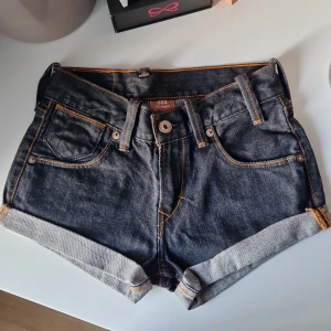 Levi's jeans shorts  - Jättefina levi's shorts som jag säljer då de var för små för mig. Väldigt bra skick. Pris går att diskutera och det är bara att skriva om du undrar något☺️