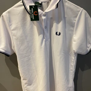 Pikéer  - Säljer dessa tre helt oanvända pikéer dom har prislappen kvar och är i 10/10 skick den vita är storlek M de två andra är storlek L. 300kr st 799 för alla nypris är 1000 kr för Fred Perry och 500 för Tommy Hilfiger.