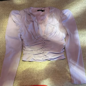 Ljuslila Blus från Boohoo i nyskick stl XS - Mörkblå kort kjol från Esprit i fint skick stl XS