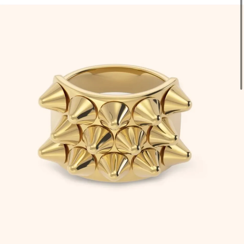 Säljer min populära nit ring i guld. Då den inte kommer till användning längre.. Accessoarer.