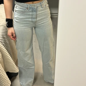 Jeans - Snygga vida Jeans från Weekday, som sitter högmidjat och är i strl 24/32🫶🏻 en mini fläck som syns på tredje bilden
