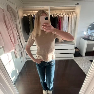 Stickad T-shirt Carin Wester  - Lite croppad i modellen! Den är lite nopprig men annars i bra skick. Den är i storlek M men skulle mer säga att den är som en S