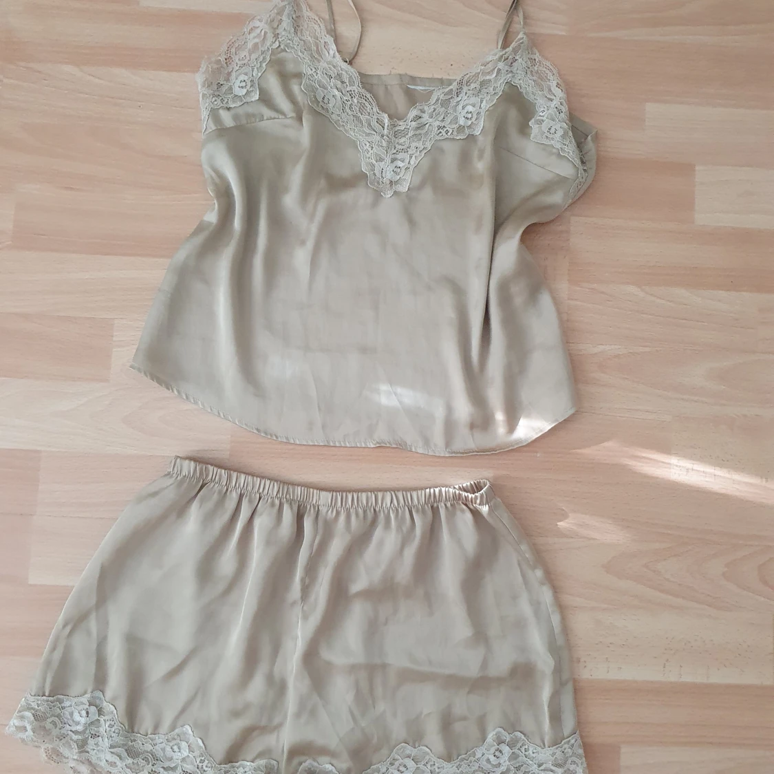 Guldig pyjamas ✨️ - 90