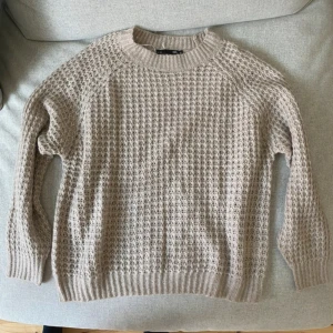 Stickad tröja  - Hålstickad tröja. Nästintill oanvänd!