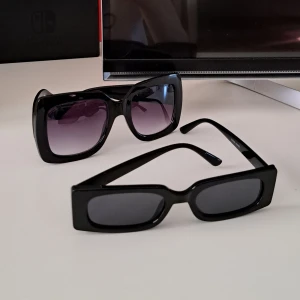 Svarta solglasögon  - Köpta från Grekland förra sommaren, aldrig använda, inga defekter 🤍 Totalt 65kr, kan också köpas separat för 35kr var