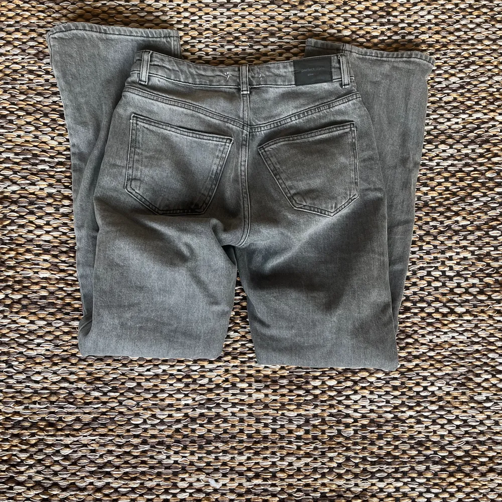 Säljer mina superfina jeans från Gina Tricot, de är i modellen los Waist bootcut, stl 34. Sparsamt använda. Säljer för 200, nypris 500kr. Jeans & Byxor.