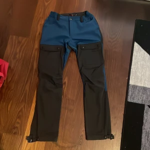 Fritidsbyxa, helags byxa barn. - Storlek 160. Har använts ca/max 5 gånger, har inga skador eller fläckar. Är som nya. Ny pris 349kr. Slitstarkt, stretchigt och vattenavvisande tyg.
