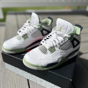 Jordan 4 Sea Foam  - Storlek 42,5. Använda få gånger då jag köpte fel storlek. Väldigt bra skick och såklart äkta. Original kartong ingår. Köpta för 3700:- säljer för 3000:-