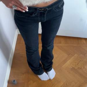 Bootcut jeans i nyskick. Skriv om du har frågor💕 står ej vilken storlek men skulle säga typ S. Midjemåttet tvärs över är 33 cm och innerbenslängd är 80